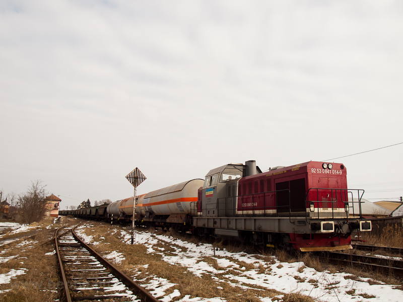 A CFR MARFA 92 53 0841 014-9 pályaszámú tehervonati mozdonya rendezkedik Érmihályfalva állomáson (Valea lui Mihai, Románia) fotó