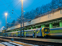 A Bmxt 004 és a háttérben elmosódva a BDVmot 012 Budapest-Nyugatiban