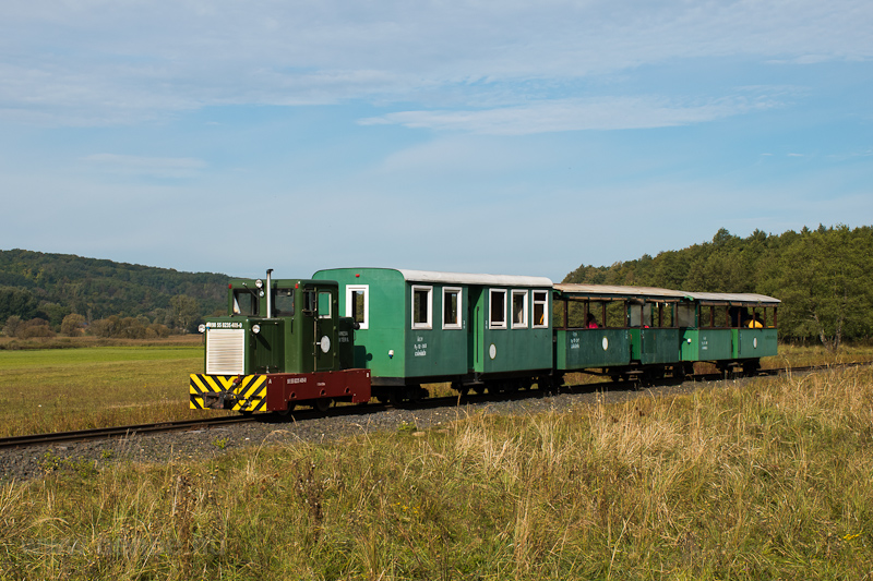 The Csmdri Erdei Vast 8235 409 seen between Nyrlakos and Bnokszentgyrgyi elgazs photo