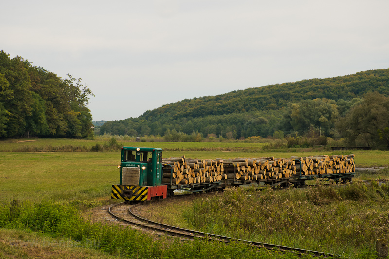 The Csmdri Erdei Vast C50 405 seen hauling a narrow-gauge freight train between Meretai elgazs and Bnokszentgyrgyi elgazs photo