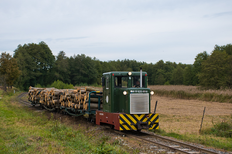 The Csmdri Erdei Vast 8235 409-0 seen between Bnokszentgyrgyi elgazs and Bzakerettye als photo