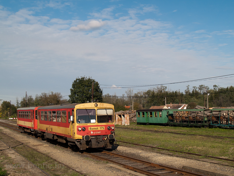 A MV-START Bzmot 175 Mesztegnyőn, a httrben ltszdnak a kisvast kocsijai fot