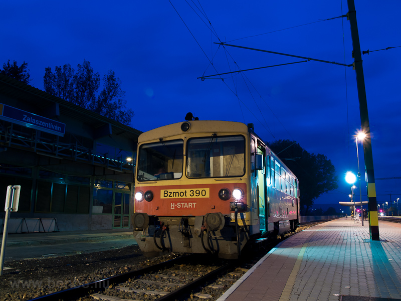 A MV-START Bzmot 390 Zalaszentivn llomson vrakozik csatlakoz vonatokra fot