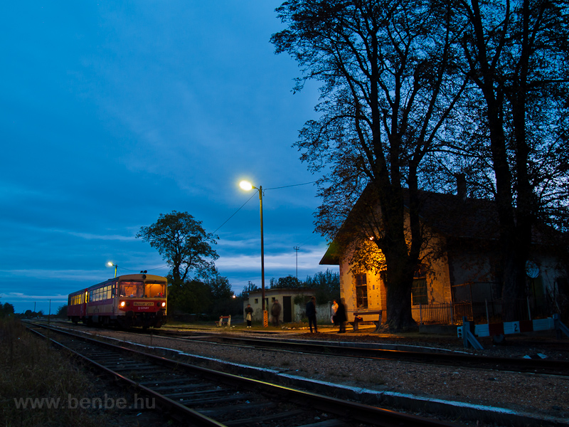 The Bzmot 237 is waiting for an other train to pass by at dnd stop photo