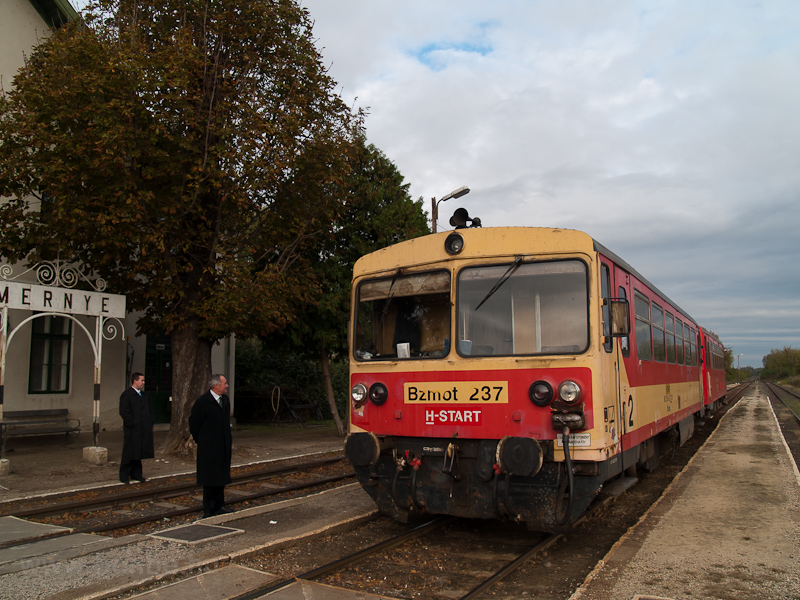 The Bzmot 237 is waiting for an other train to pass by at dnd stop photo