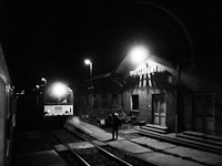 A BDt 303 V43-as vezérlőkocsi a régi Nagytétény állomáson egy hajnali vonattal