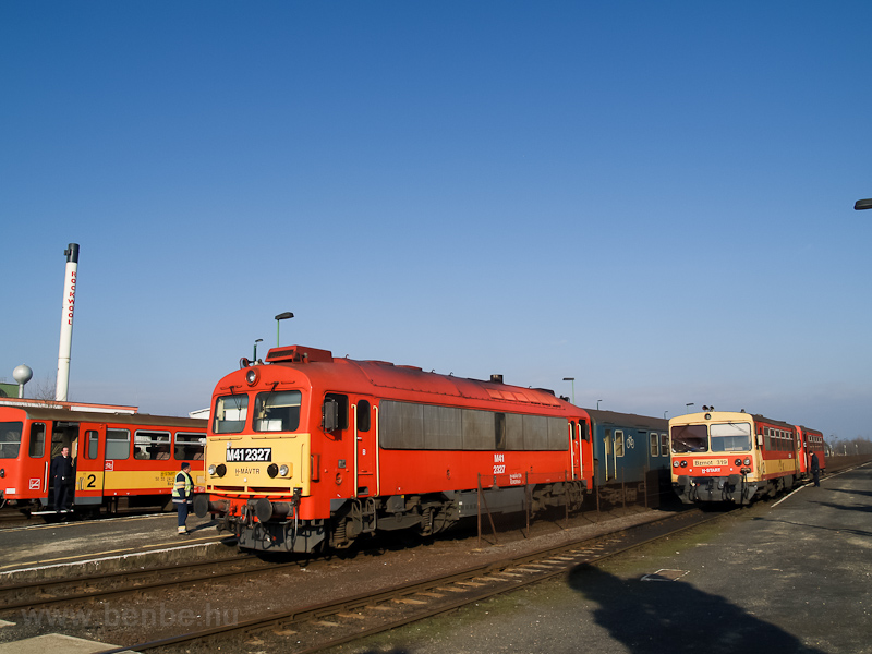 A MÁV-Trakció M41 2327 és a MÁV-START Bzmot 319 a még villamosítatlan Ukk állomáson fotó