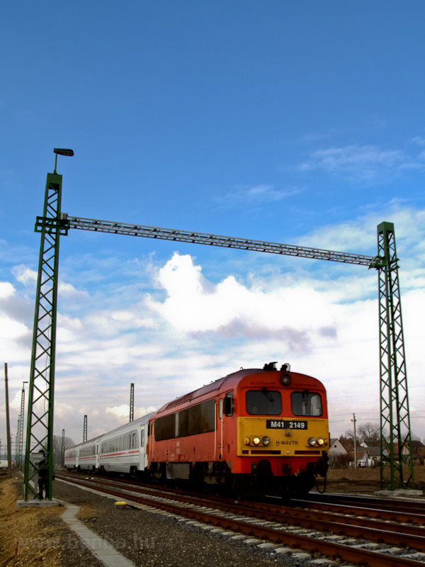 A MV-Trakci M41 2149 hzza a Zgrb-Corvinus InterCity vonatot a villamosts alatt ll Zalaszentivn llomson keresztl fot