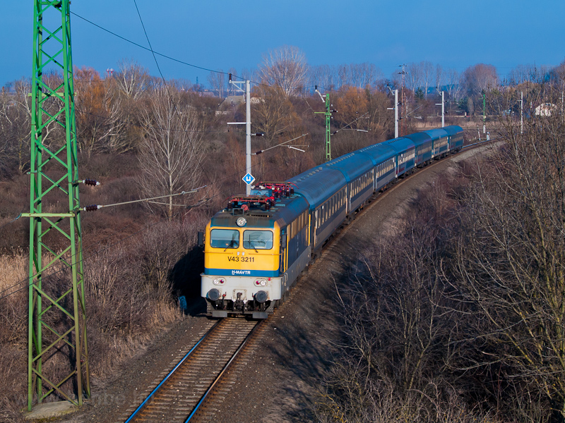 A MV-TR V43 3211 Kdrta s Veszprm kztt a Citadella InterCityvel fot