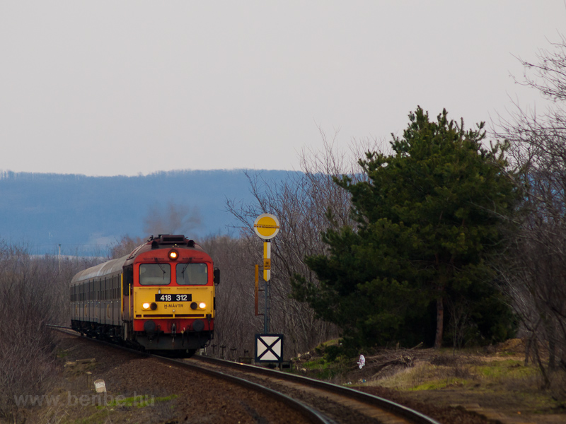 The MV-TR 418 312 seen between Gymre and Szerecseny photo