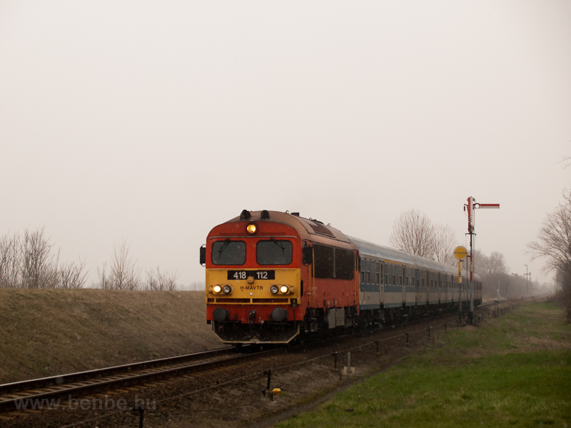 The MV-TR 418 112 seen between Mezőlak and Ppa photo