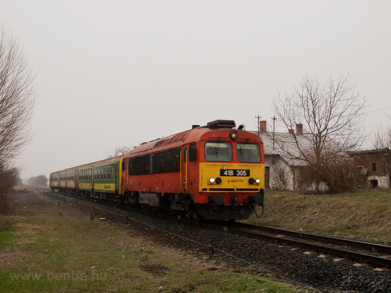 A MV-TR 418 305 Ppa s Mezőlak kztt GYSEV Bh-kocsikbl ll szerelvnnyel fot