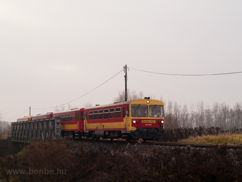 The MV-START Bzmot 308 seen between Marcaltő and Rbahd photo