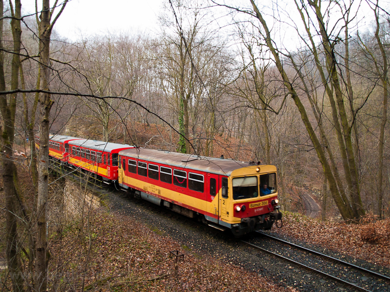 A MV-START Bzmot 308 Vinye s Porva-Csesznek kztt, immr utasok nlkl, a Cuha-vlgyi Gubnyi Kroly-viadukton fot