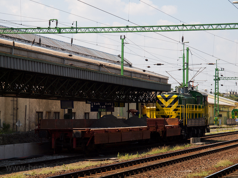 A GYSEV 448 301 Sopron állomáson segít a második peron átépítésében fotó