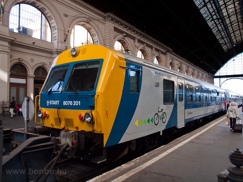 A MV-START 8076 201 plyaszm CityShuttle vezrlőkocsija Budapest-Keleti plyaudvaron fot