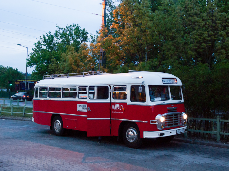 A MVAUT Ikarus 311 Hűvsvlgy autbusz-llomson (OT 57-12) fot