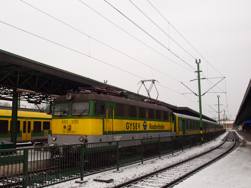The GYSEV 430 330 seen at S photo