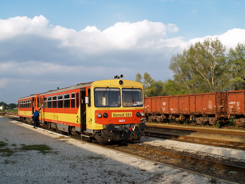 The MÁV Bzmot 321 seen at P picture