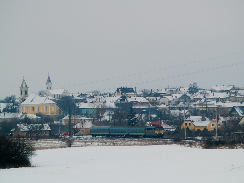 The MV-TR V43 1334 seen between Hajmskr and Hajmskr-jtelep photo