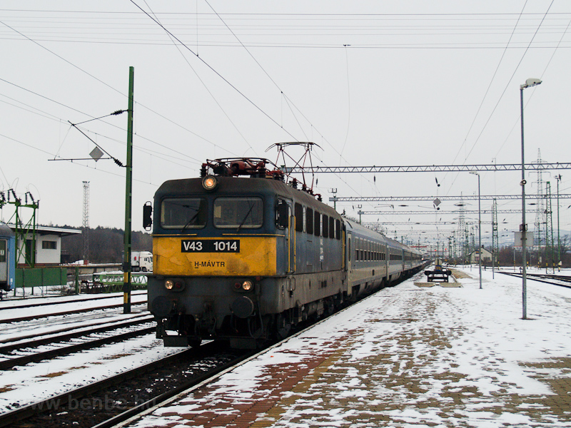 A MV-TR V43 1014 Veszprm llomson a Citadella IC-vel fot