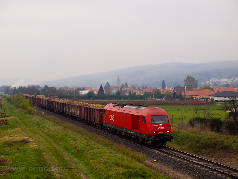 The ÖBB 2016 006 seen betwe picture