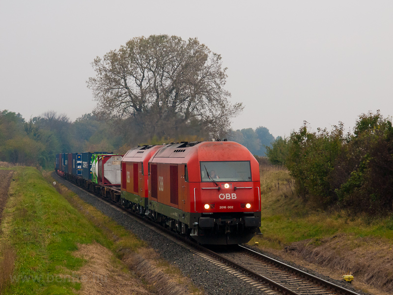 The ÖBB 2016 002 seen betwe picture