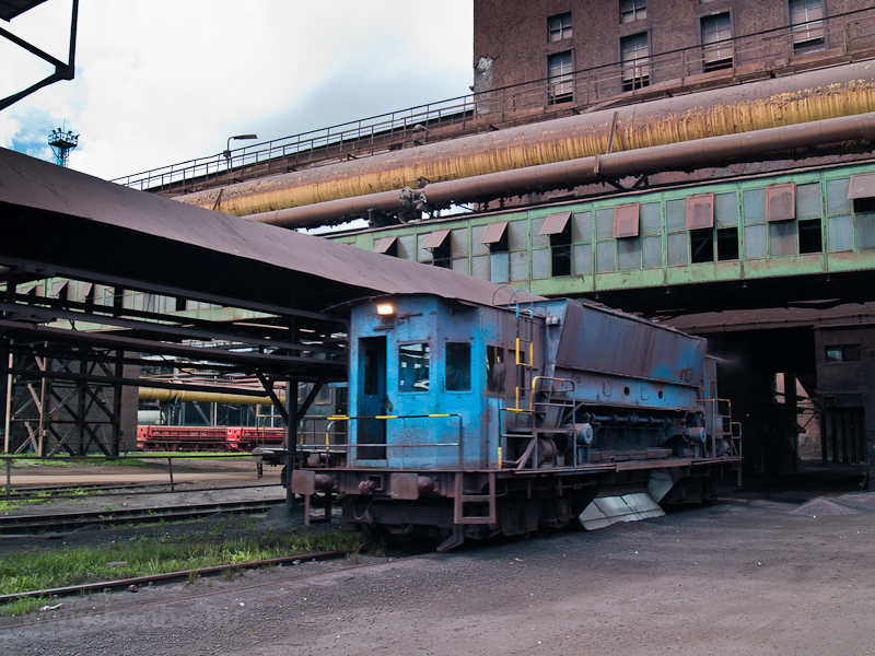 The transfer car at the ore bay of Dunaferr photo