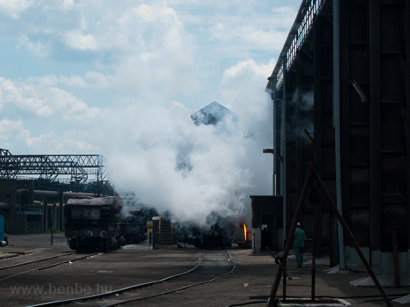 Emptying the slag cars photo