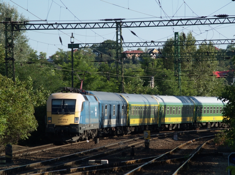 kép 1047 010-2 kerékpárszállító kocsival kiegészített InterCityvel érkezik Kelenföldre fotó