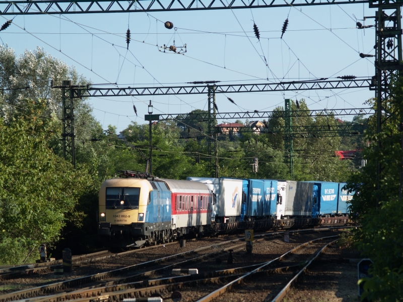 1047 002-9 Ro-La vonattal K fotó
