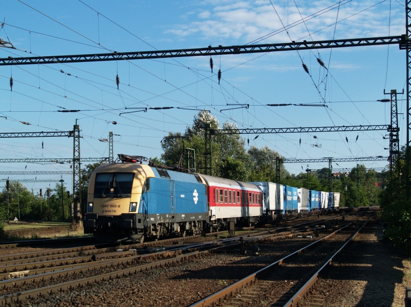 1047 002-9 Ro-La vonattal K fotó