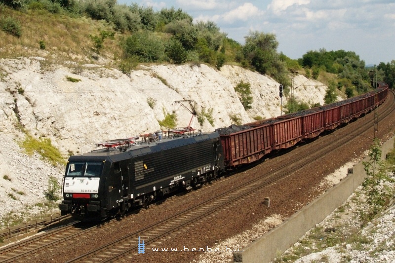 Az MRCE Dispolok ES 64 F4 - 156 plyaszm EuroSprinter, ngyramnemű mozdonya egy RailCargoHungaria (RCH) tehervonattal Szrnl fot