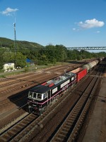 The English-built 450 003-3 <q>Phoenix</q> of the Hungarian private freight operator Floyd kft. at Szrliget railway station