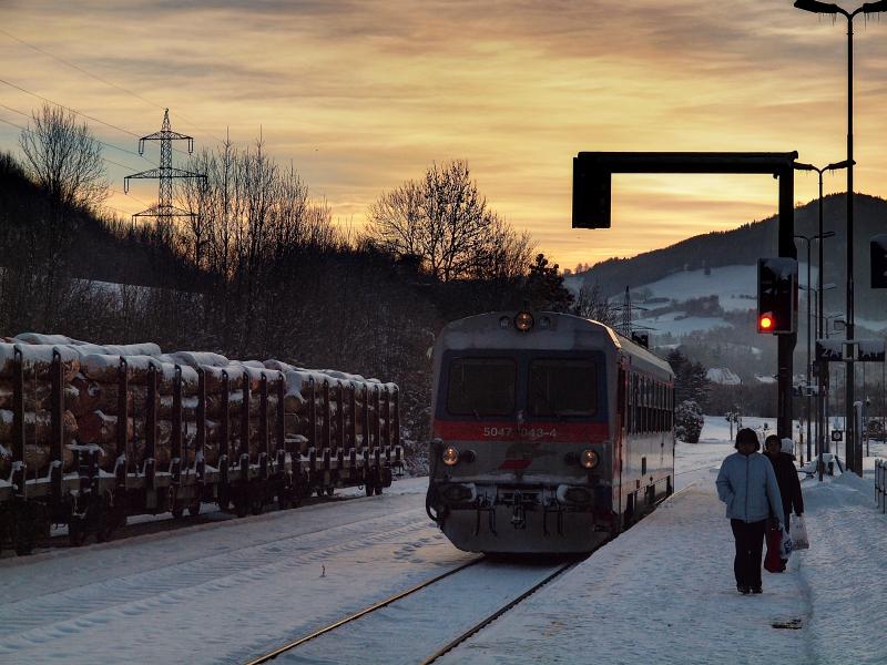 A Hainfeldből Tullnba közlekedő ÖBB 5047 043-4 pályaszámú motorkocsi Traisenben fotó