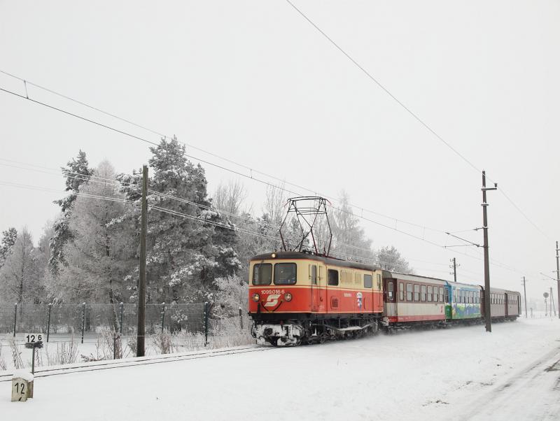 Az ÖBB 1099 016-6 pályaszámú keskennyomközű villanymozdonya rövid személyvonattal Ober Grafendorf állomásnál fotó