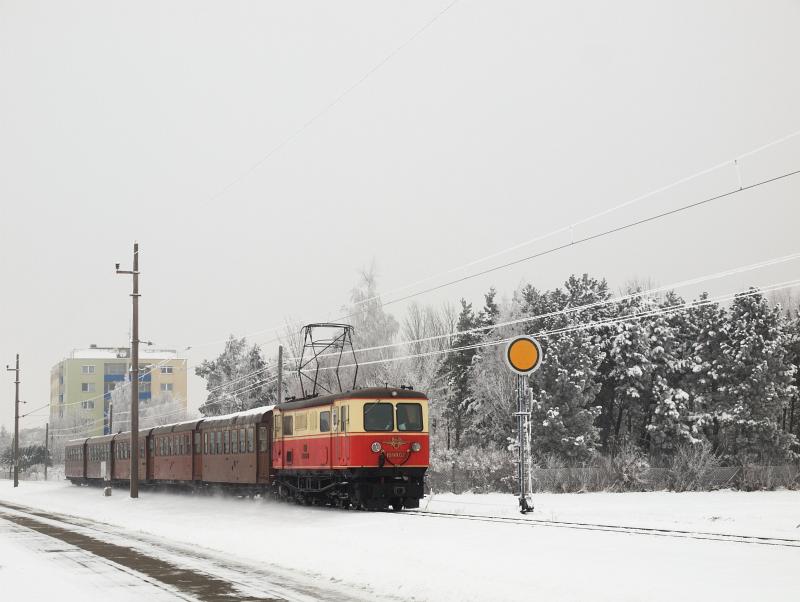 The BB/BB 1099.02 narrow gauge electric locomotive with a short passanger train near Ober Grafendorf photo