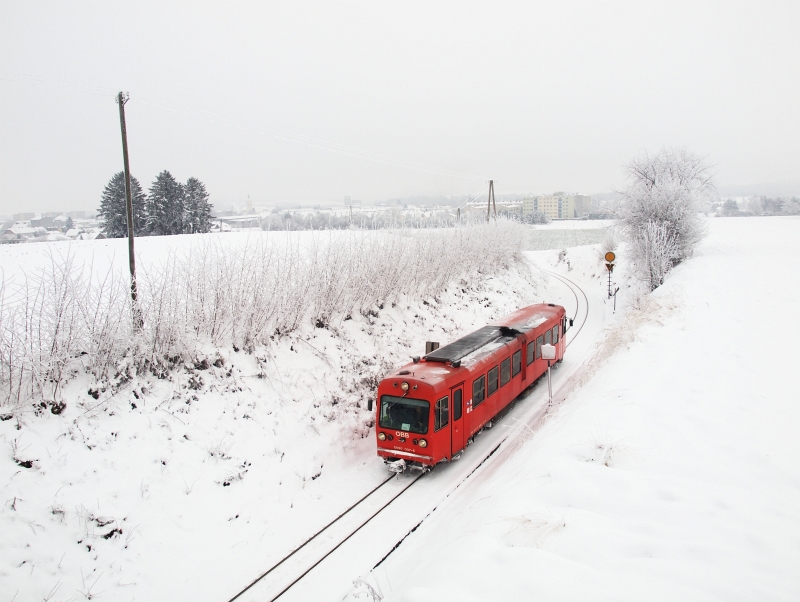 Az ÖBB 5090 007-5 pályaszámú 760 mm nyomközű motorkocsija Ober Grafendorf Mank felőli előjelzőjénél fotó