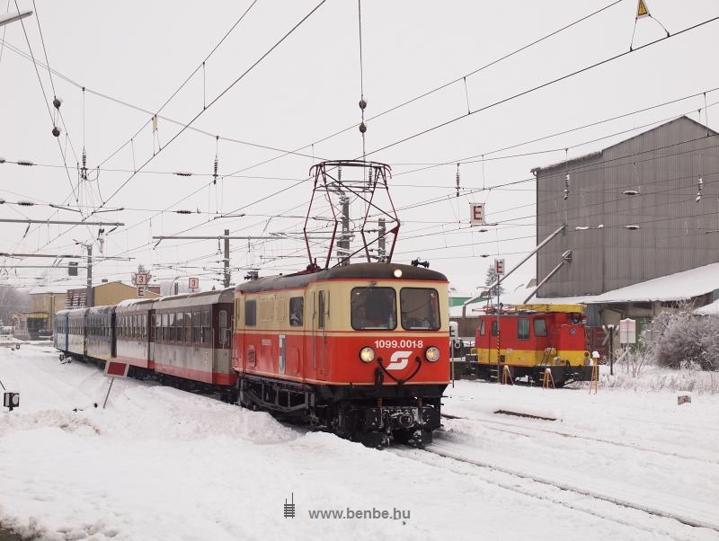Az BB 1099.001-8 plyaszm ős-villamosmozdonya Ober Grafendorf llomson egy felsővezetk-karbantart jrmű trsasgban fot