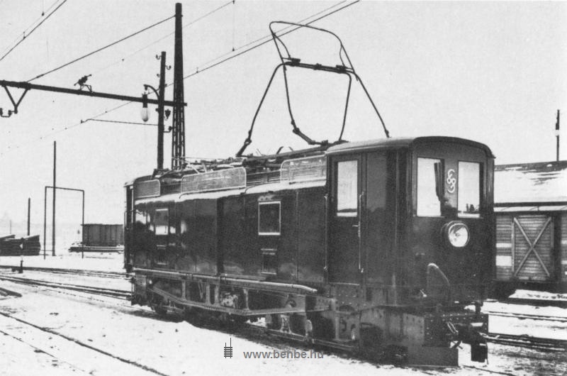 Electric locomotive E1 of the Niedersterreichischen Landesbahnen at St. Plten Alpenbahnhof photo