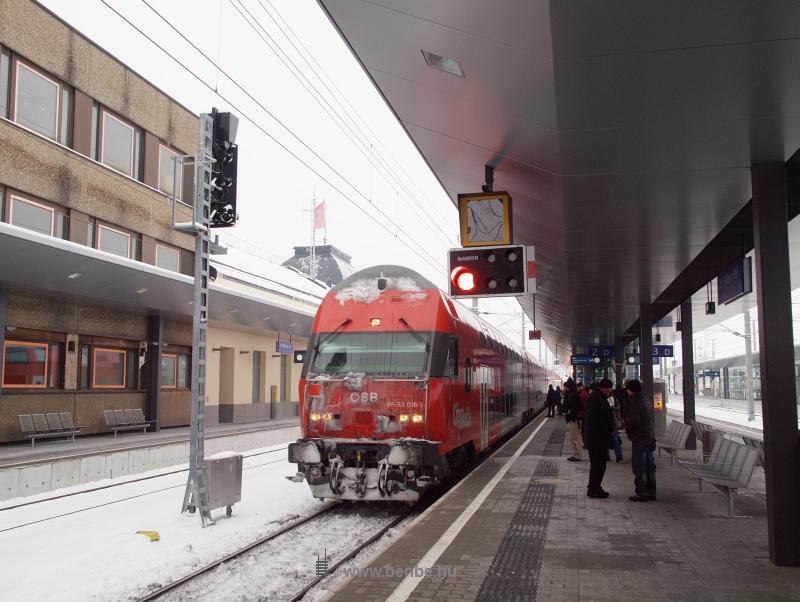 Az BB 86-33 016-5 plyaszm emeletes vezrlőkocsija St. Plten Hauptbahnhofon fot