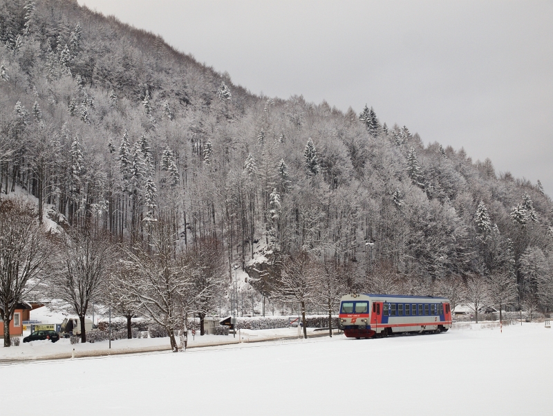 Az ÖBB 5047 040-0 pályaszámú motorkocsija egyedül halad Furthof és Hohenberg között fotó