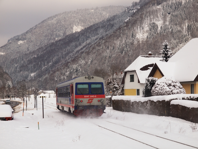 A közút közel halad a vasúthoz, de nem a busz, hanem az autó az ellenfél. A buszok Hohenberget többnyire elkerülik, inkább egy völggyel nyugatabbra, Türnitz felé közlekednek. Szombaton például napközben nincs is busz, ami számunkra óriási meglepetést okozott. kép Az ÖBB 5047 040-0 pályaszámú motorkocsija egyedül halad Hohenberg és Furthof között fotó