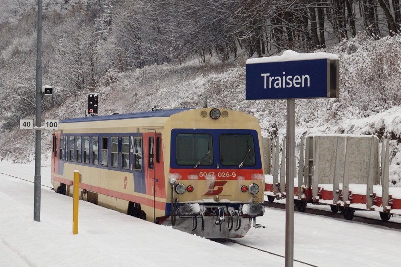 Az BB 5047 026-9, szintn Jaffa-festses Jenbacher snbusz Traisen elgazllomson fot