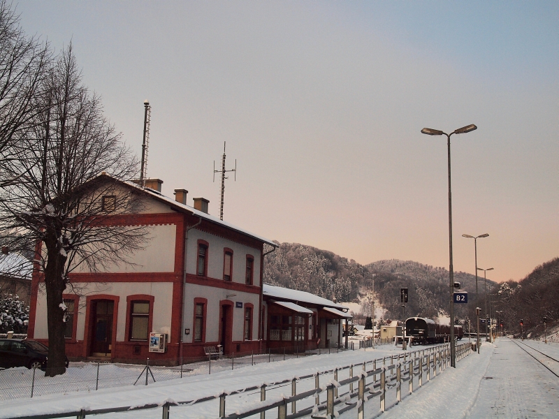 Azért Ãrom elágazóállomásnak, mert most úgy tűnhet, hogy a hosszabb, St. Aegyd am Neuwalde felé vezető fővonalból ágazik ki a hainfeldi mellékvonal, de az eredeti fölállás nem ez volt: Hainfeldből tovább futnak a sÃnek a kép Traisen állomás - az elkerÃtett sávon a kerekesszékesek közlekedhetnek biztonságosan fotó