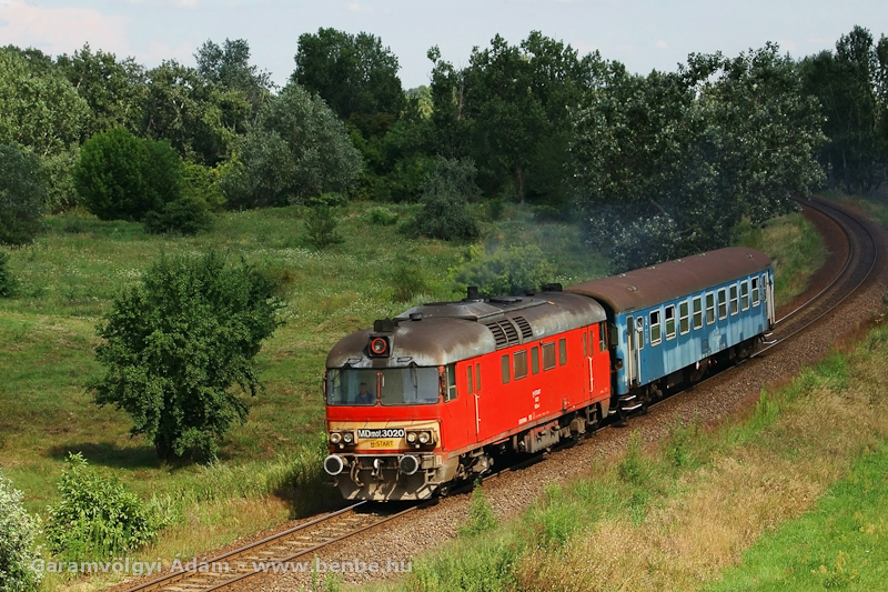 MDmot 3020 Debrecenből a 108-as vonalra jár ki egy Bp-kocsival fotó