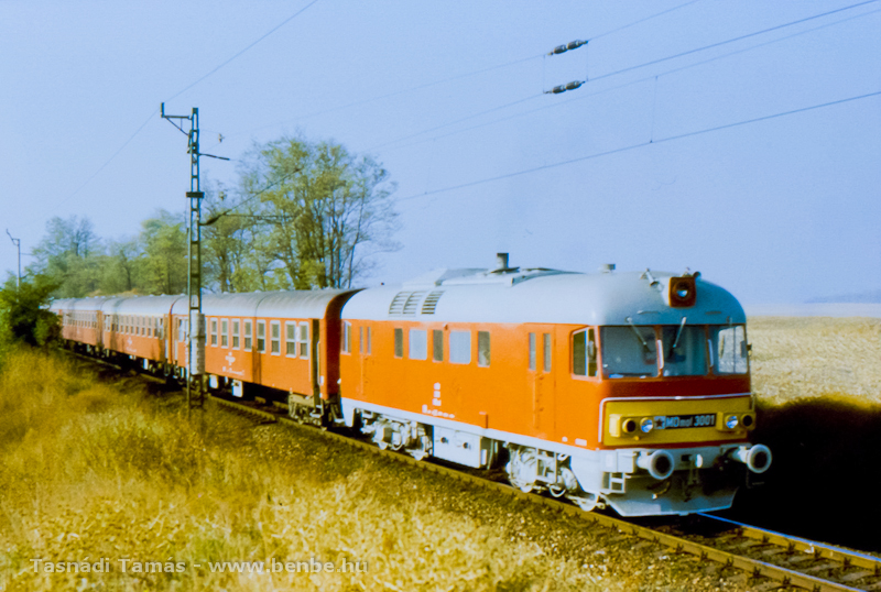 Az MDmot 3001 1986. október 14-én Bátaszékről érkezvén Pusztaszabolcs határában halad fotó