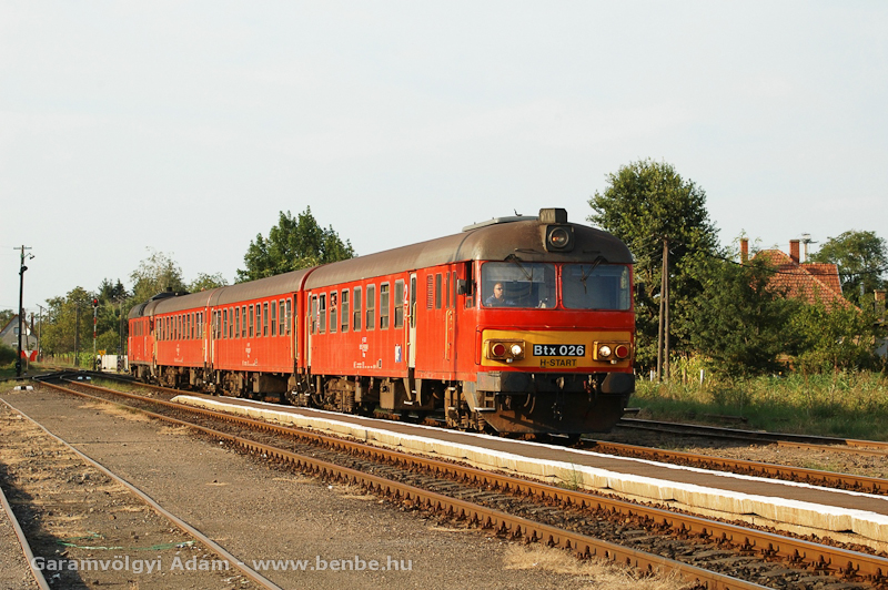 Egészen a trains.hu téli különvonatáig a debreceni motorvonatok vezérlőkocsijai álltak Nagykereki és Létavértes felé, az utolsó fél évben viszont már az utolsó szerelvény motorkocsival előre közlekedett. kép Btx 026 Sárándon fotó