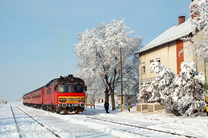 Az MDmot 3003-as a trains.hu klnvonatozsn Kunmadaras llomson fot