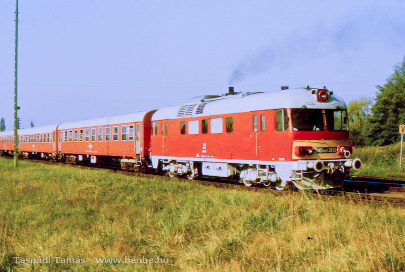 A vonat vgn dolgoz MDmot 3018 ppen Balatonszentgyrgy llomst hagyja el Nagykanizsa fel fot